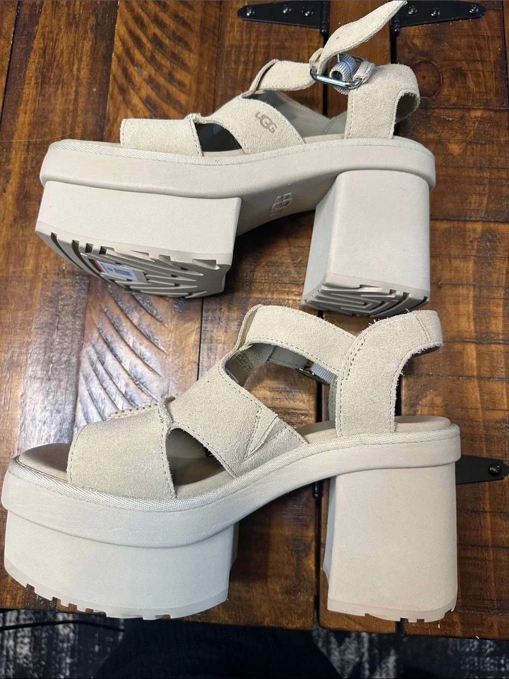 UGG New Heights Platform T-Strap Sandals Suede Beige NWOB 7.5